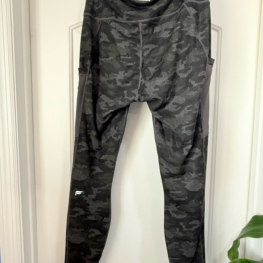 Camouflage Leggings Fabletics size large EUC Powerhold